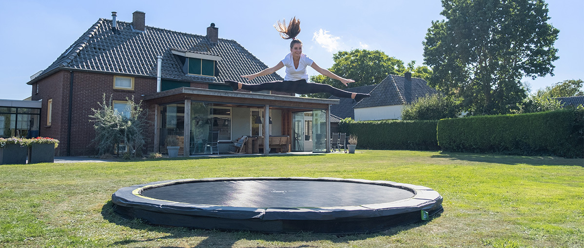 Sportive workouts on an EXIT sports trampoline